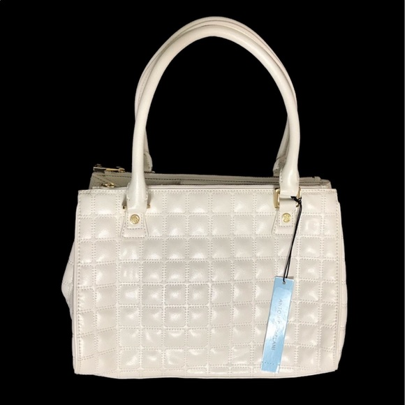 ANTONIO MELANI Handbags - 🆕 Antonio Melani quilted cream leather purse gold off-white ivory handbag